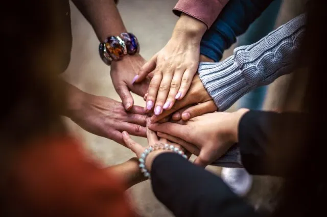 Imprezy integracyjne na trampolinach – team building w aktywnym stylu!